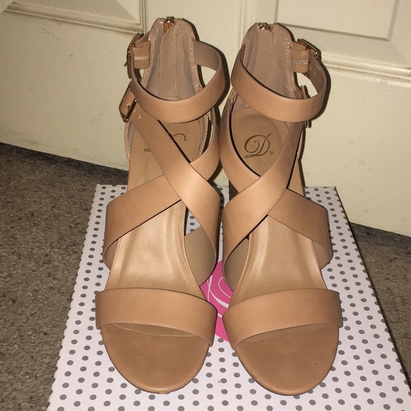 Camel wedge shoes. - Picture 3 of 5